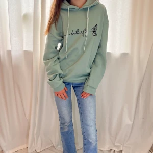 Hoodie med text butterfly  - S, mysig hoodie, ärmarna är dock lite noppriga men de går att ta bort🥰
