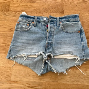 Levi’s 501 shorts storlek 24 - Fina Levis shorts i storlek 24. Använda en säsong. Fint skick