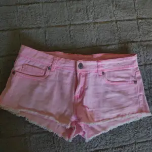 Perfekta rosa shorts till sommaren i storlek s men passar M också