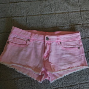 Rosa shorts - Perfekta rosa shorts till sommaren i storlek s men passar M också