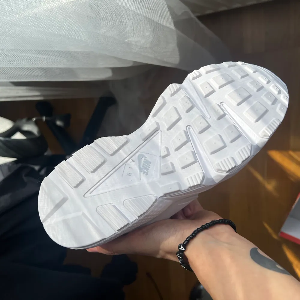 Heelt nya Nike air huarache, säljer pga dem va för små för mig. Strl 38 dam.  Oanvända, skick 10/10 har bara testat dem. Kartong medföljer oxå såklart skriv för fler bilder elr frågor. Skor.