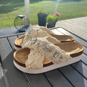 Tofflor - Säljer dessa tofflor. Helt nya! Nypris 450kr. Förpackningen finns ej kvar!