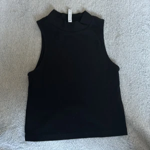 Svart topp - Svart topp från H&M Knappt använd💞