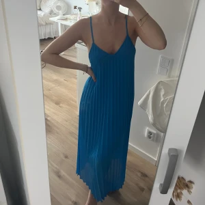 Fin sommarklänning  - Köpte för några år sen och vet därför inte märket på den. Kom tyvärr aldrig till användning :( Kolla bild 3 för att se hur färgen ser ut irl💕 priset är inkl frakt.