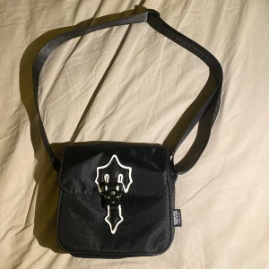 Trapstar väska - Trapstarväska 9/10 skick använd typ 10 gånger 💎