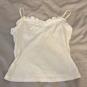 Vitt linne - Jättegulligt vitt linne från SHEIN med justerbara band, hittar ingen storlek men skulle gissa på ungefär XXS/XS. Lite genomskinlig, se andra bilden.