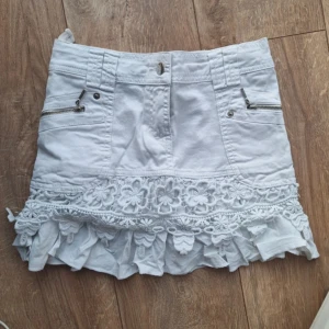 Vit Jeanskjol - Supersnygg vit jeanskjol med volanger och spets! Nyskick och aldrig använd men tyvärr för liten för mig.😇🙌🏼 