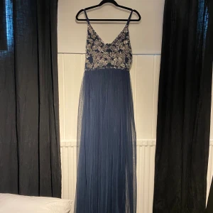 Balklänning  - Marinblå balklänning med paljetter och pärlor broderade på framsidan. Klänningen är från bubbleroom och är i storlek 14 (skulle säga att den sitter som en L). Den är endast använd en gång och är i väldigt bra skick. Pris kan diskuteras💕