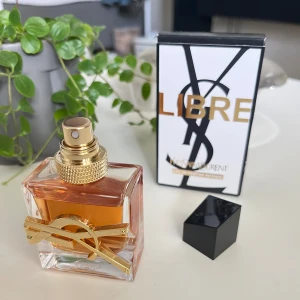 YSL parfym  - Köpte denna Libre intense 30ml på NK i April men passar inte riktigt mig! 90% kvar skulle jag uppskatta (andra bilden), nypris runt 800kr, super för dig som vill ha en bra parfym men inte vill betala nypris.  Priset går att diskutera❤️