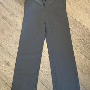 Kostymbyxor Zara - Jag säljer dessa byxor i nyskick ifrån Zara, eftersom de inte passade. 