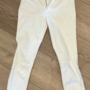 Vita jeans HM - Jag säljer min vita jeans i stretch då de inte passar längre. Otroligt sköna. sparsamt använda. 