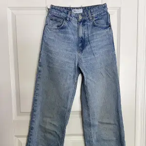 Ett par wide-leg jeans utan defekter.
