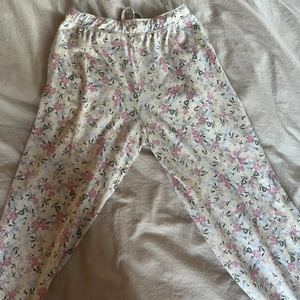 Supersöta mjukisbyxor ifrån primark! Knappt använda 🌷🫶. Jeans & Byxor.