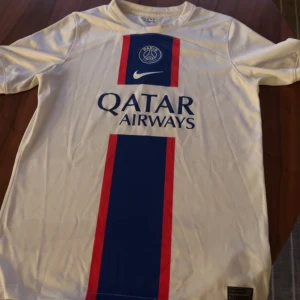 Psg tröja  - Säljer nu min as snygga psg tröja eftersom att den är för liten för mig. Den är i storlek Xl i barn vilket är 158-170 men jag har kunnat haft den tills jag har varit 175 typ. Den är i väldigt  bra skick skulle säga typ 9/10 och nypris är 700.