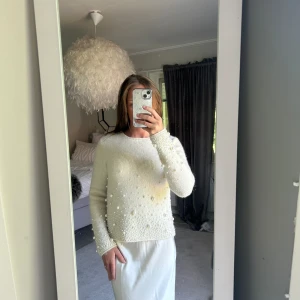 Vit tröja med pärlor  - Säljer den här otroligt fina stickade tröjan med vita pärlor. Tröjan är använd endast vid ett tillfälle och har därför inga defekter. 💕