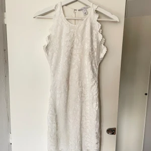 Superfin vit klänning NLY trend - Underbart skön och stretchig! Endast använd en gång på studenten, inga fläckar eller dylikt. Storlek S 
