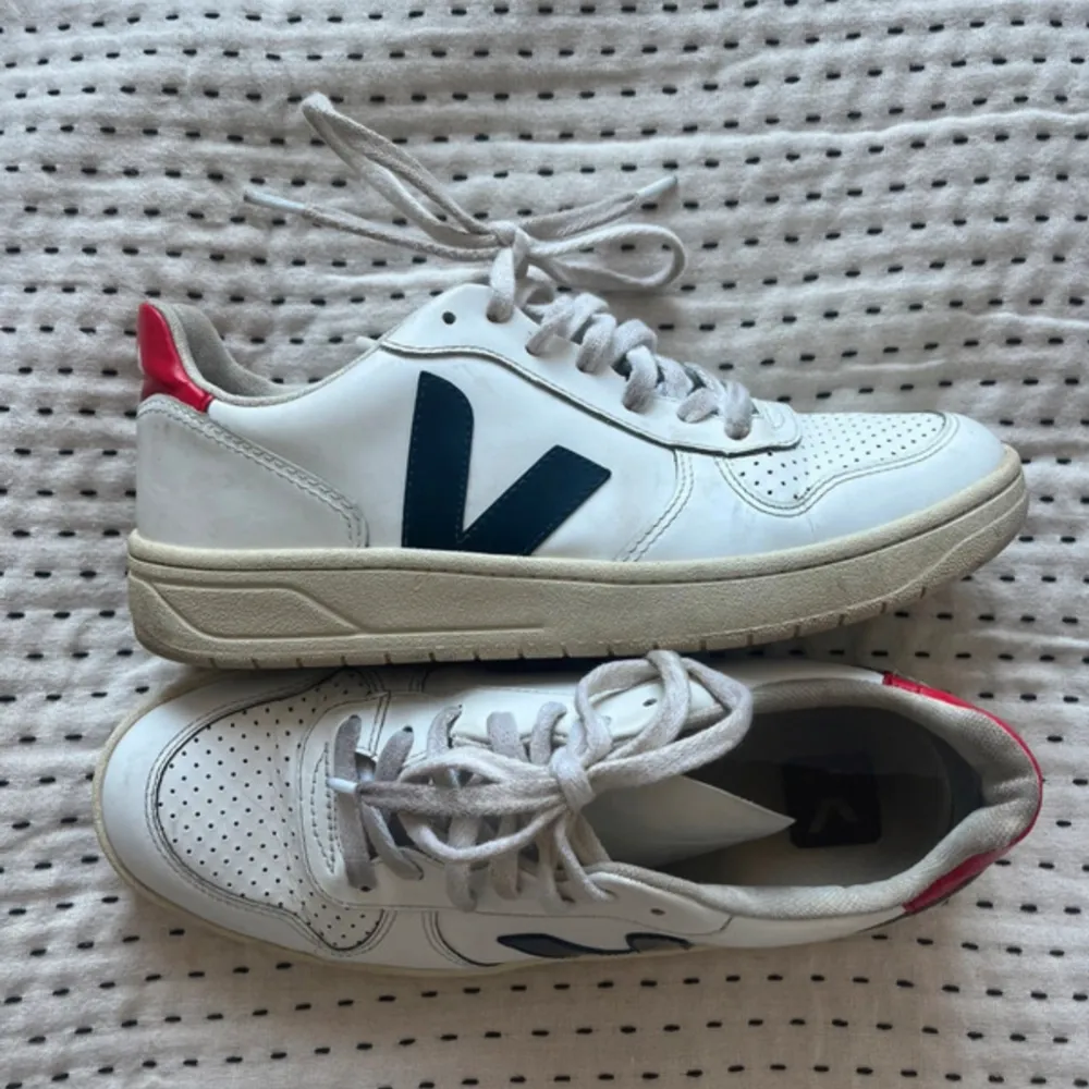 Fräscha sneakers från VEJA Storlek 39 Använda men inga defekter. Skor.