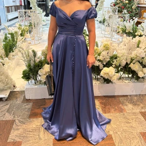 Marinblå klänning  - Storlek: 38 Stad : Södertälje  Pris: 1200kr Första ägaren, används några timmar.