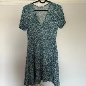 Grönblå klänning från pull&bear som passet perfket till sommaren,  som inte används längre för att den är för kort för mig (är 166cm). Är i fint skick 