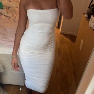 Ohpolly klänning - Helt oanvänd ohpolly klänning med stretchigt material. Perfekt till sommaren eller studentfiranden. Prislappen är kvar