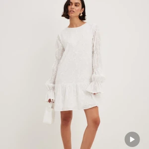 Vit klänning med öppen rygg - Säljer denna populära klänningen från NA-KD. Stl 38 med prislapp på. Slutsåld på hemsidan! 