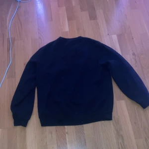 Långärmad tröja svart h&m storlek L skick 10/10 - Helt oanvänd tröja den är i Large och är super skön och den är från h&m. 