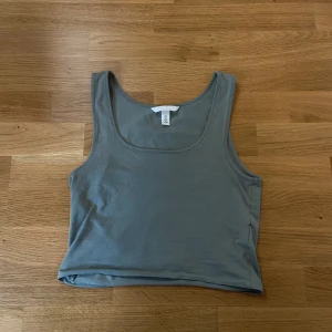 Grönt linne - Ett jättefint grönt linne, perfekt till sommaren!  Säljs för att den är för liten 💓 