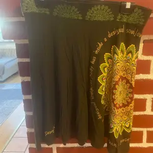 Mörkgrön kjol från Desigual I Stl XL