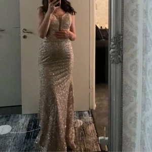 Klänning - Klänningen är i S passar även XS. Priset går att diskutera.