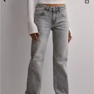 Lågmidjade gråa jeans från Nelly. Aldrig använda så är i helt nytt skick. Storlek 36. Säljes pga för små.