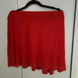 Orange röd kjol - Mer orange i verkligheten! Stretchiga o passar många olika storlekar
