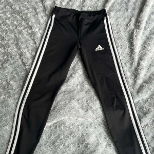 Tights - Adidas tights i strl XS.    Kontakta för mer information/fler bilder. Kan postas men köpare står för frakten, kan mötas upp i malmö