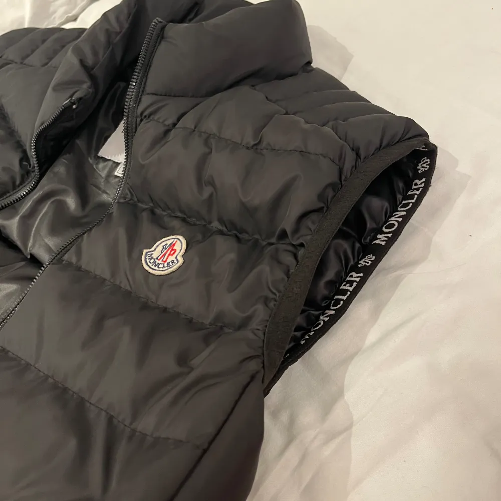 Hej, säljer en Moncler väst i storlek S men passar mycket bättre som en M. . Takit.
