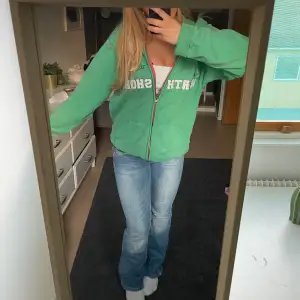 Supersöt grön zip-up hoodie som är köpt second hand!💚Perfekt för sommarkvällar.🤗 Kan alltid diskutera pris och skicka fler bilder❣️