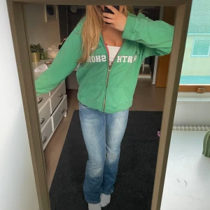 Oversized zip-up  - Supersöt grön zip-up hoodie som är köpt second hand!💚Perfekt för sommarkvällar.🤗 Kan alltid diskutera pris och skicka fler bilder❣️