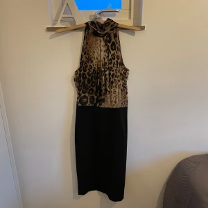 Zara - Leopard mönstrad klänning - Ett mycket fin klänning. Passar till alla tillfällen! Är i god skick och kvalitet. 