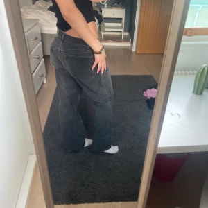 Wrangler jeans - Coola mörkgrå/svarta wrangler jeans!!🩶 Köpta second hand och är i bra skick förutom litet hål på fickan där bak. Bra kvalitet på jeansmatrialet. Storleken är lite oklar men skulle säga M. Kan alltid diskutera pris och skicka fler bilder❣️