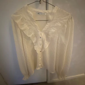 ZARA blus  - Jag säljer min jätte fina blus ifrån zara💗