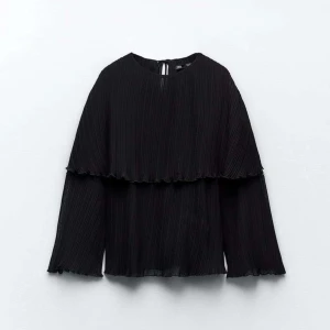 Zara blus - fin svart blus från zara som tyvärr inte kommer till användning, den säljs inte längre och är endast använd en gång💗