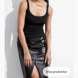 Svart snyggt linne - Storleken passar både xs/s, skit snyggt och är ett perfekt basic plagg i garderoben🖤🌟