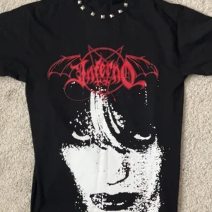 Fet egen customized graphic tee😍 - Helt egen customizad men inte så använd, Sitter som M/L