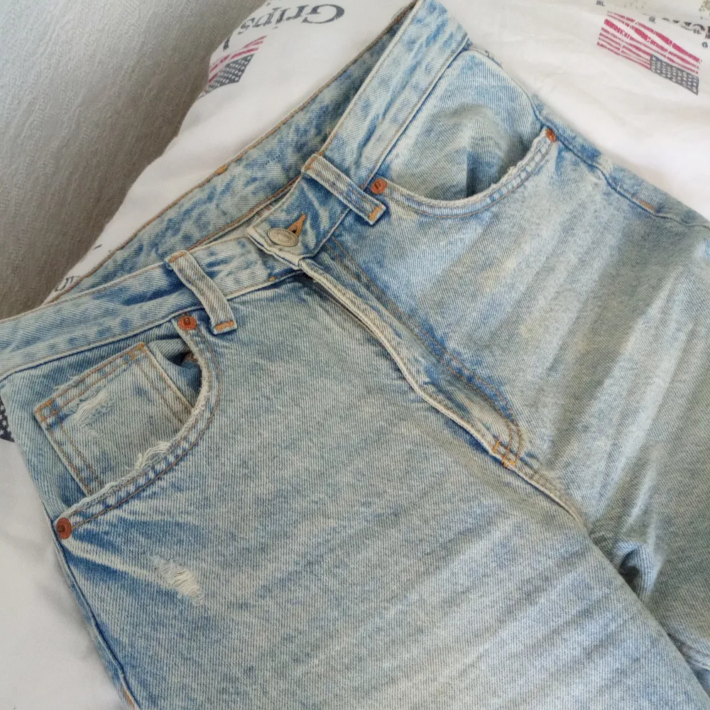 Säljer ett par Wide jeans från ZARA, strl M. Mycket bra skick. Säljer dem för 240kr + frakt!. Jeans & Byxor.