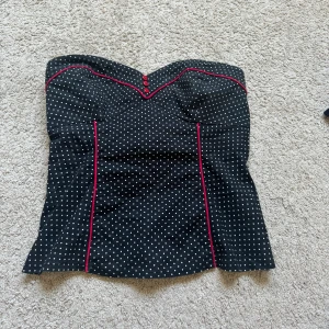 Tubtopp - Så fin korsett/ topp, resår i ryggen så är super stretchig, strl 40 men mycket mindre och passar mig som har 36