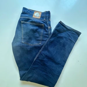 Cheap Monday jeans - Vintage Cheap Monday jeans med mörk tvätt i straight/baggy model. Midja 31, längd 34 (sitter som längd 32). Skick 7/10. Gul fläck under höger ficka (se bild 5). Modell 182cm