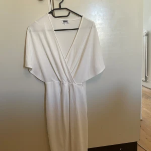 Vit klänning  - Vit klänning, väldigt bra skick! 