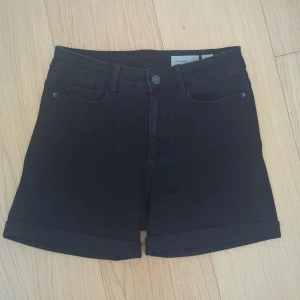Shorts - Vero Moda Tall  - Svarta jeansshorts från Vero Moda Tall, strl XS  Endast använda ett få tal gånger (max 3), säljes pga för liten strl. 