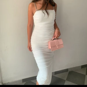 Vit klänning  - En super fin vit klänning som är använd en gång. Funkar super bra till studenten. 