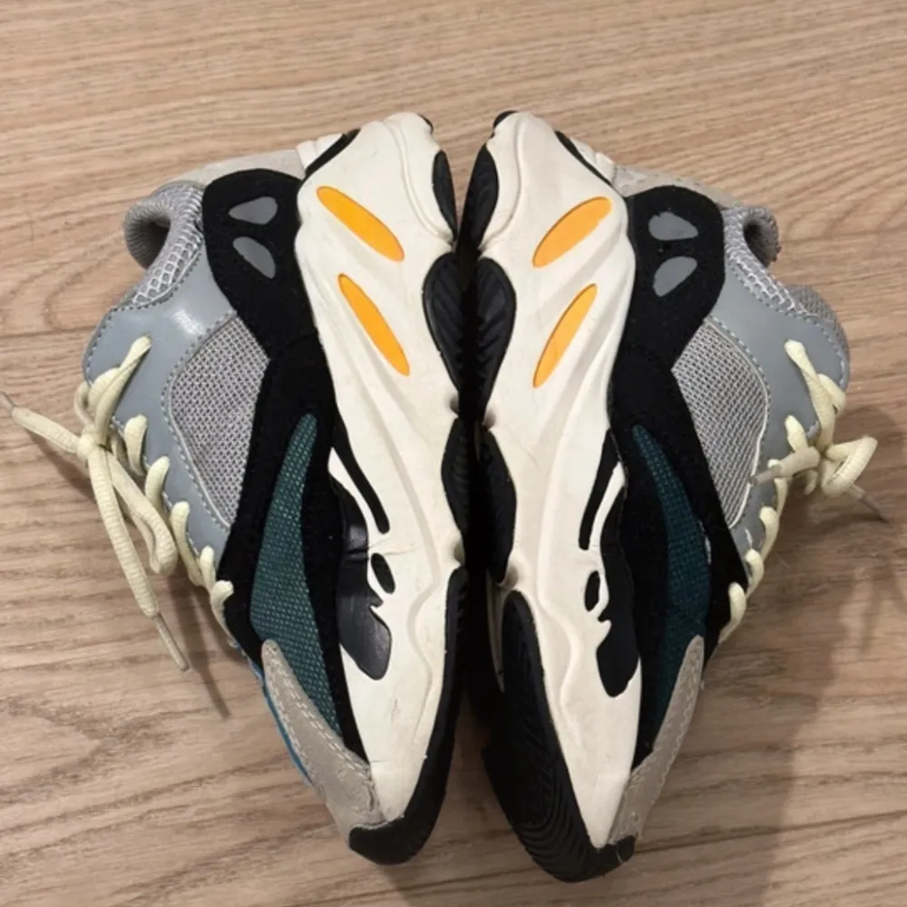 Säljer mina yeezy 700, storlek 36, använda ett par gånger<3 . Skor.