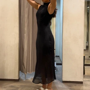 Svart Lång klänning  - Säljer denna helt oanvända klänningen, lapp finns kvar. Storlek S men passar xs och m. Köpt från MANGO i Budapest. Pris kan diskuteras vid snabb affär 🩷