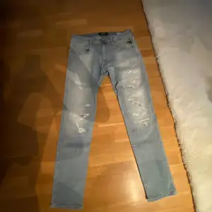 Säljer nu ett par replay jeans i modellen anbass i storleken 32/32 Skriv pm för mer info eller fler bilder